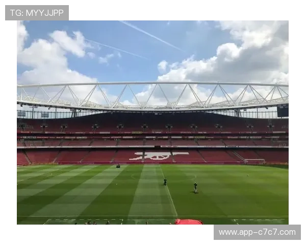 酋长球场草皮条件优良，适宜高强度战术对决