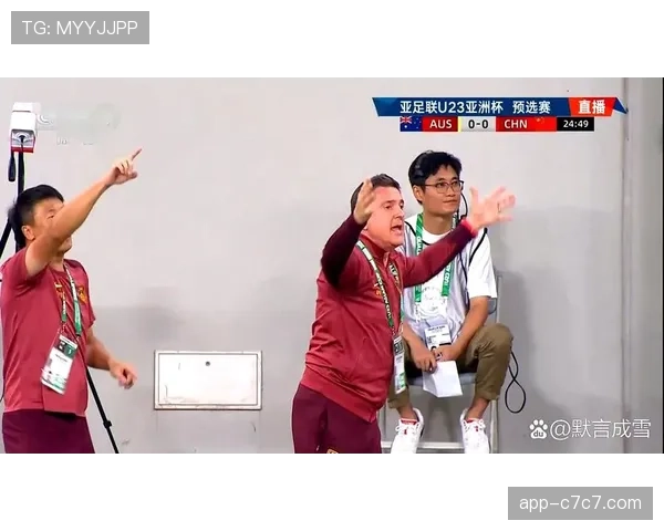 特写瞬间：角球开出前，双方教练在场边焦急地打出手势调整队员站位